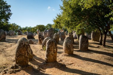 Portekiz 'in Alentejo kenti Evora yakınlarındaki Almendres' de Ebora Megalithica ve Cromlech of Almendres. Portekiz, Evora, Ekim 2021