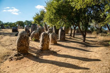 Portekiz 'in Alentejo kenti Evora yakınlarındaki Almendres' de Ebora Megalithica ve Cromlech of Almendres. Portekiz, Evora, Ekim 2021