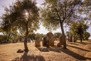 Portekiz 'in Alentejo kenti Evora yakınlarındaki Almendres' de Ebora Megalithica ve Cromlech of Almendres. Portekiz, Evora, Ekim 2021