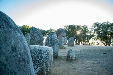 Portekiz 'in Alentejo kenti Evora yakınlarındaki Almendres' de Ebora Megalithica ve Cromlech of Almendres. Portekiz, Evora, Ekim 2021