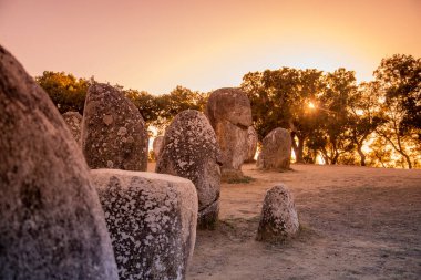 Portekiz 'in Alentejo kenti Evora yakınlarındaki Almendres' de Ebora Megalithica ve Cromlech of Almendres. Portekiz, Evora, Ekim 2021