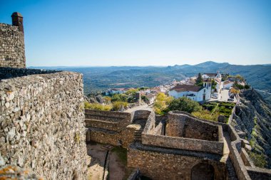 Portekiz 'in Alentejo şehrindeki Castelo de Marvao Tepesi' nde Marvao Köyü 'nün eski kasabası olan Marvao Kalesi ve Castelo Kalesi. Portekiz, Marvao, Ekim 2021