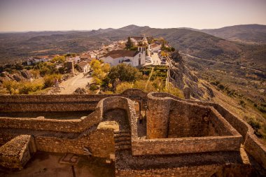 Portekiz 'in Alentejo şehrindeki Castelo de Marvao Tepesi' nde Marvao Köyü 'nün eski kasabası olan Marvao Kalesi ve Castelo Kalesi. Portekiz, Marvao, Ekim 2021