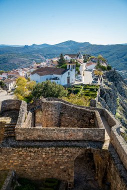 Portekiz 'in Alentejo şehrindeki Castelo de Marvao Tepesi' nde Marvao Köyü 'nün eski kasabası olan Marvao Kalesi ve Castelo Kalesi. Portekiz, Marvao, Ekim 2021