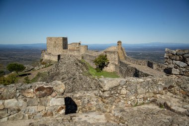 Portekiz 'in Alentejo şehrindeki Castelo de Marvao Tepesi' ndeki Marvao Köyü 'nün eski Marvao Kalesi ve Castelo kasabası. Portekiz, Marvao, Ekim 2021