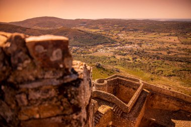 Portekiz 'in Alentejo şehrindeki Castelo de Marvao Tepesi' ndeki Marvao Köyü 'nün eski Marvao Kalesi ve Castelo kasabası. Portekiz, Marvao, Ekim 2021