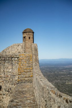 Portekiz 'in Alentejo şehrindeki Castelo de Marvao Tepesi' ndeki Marvao Köyü 'nün eski Marvao Kalesi ve Castelo kasabası. Portekiz, Marvao, Ekim 2021