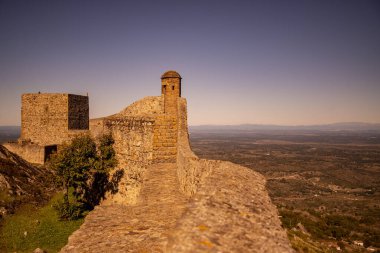 Portekiz 'in Alentejo şehrindeki Castelo de Marvao Tepesi' ndeki Marvao Köyü 'nün eski Marvao Kalesi ve Castelo kasabası. Portekiz, Marvao, Ekim 2021