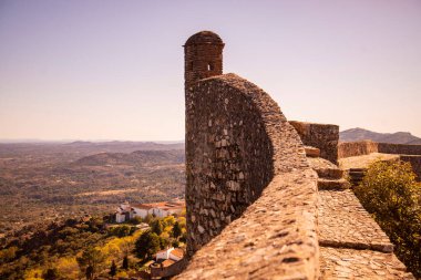 Portekiz 'in Alentejo şehrindeki Castelo de Marvao Tepesi' ndeki Marvao Köyü 'nün eski Marvao Kalesi ve Castelo kasabası. Portekiz, Marvao, Ekim 2021