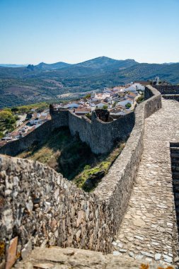 Portekiz 'in Alentejo şehrindeki Castelo de Marvao Tepesi' nde Marvao Köyü 'nün eski kasabası olan Marvao Kalesi ve Castelo Kalesi. Portekiz, Marvao, Ekim 2021
