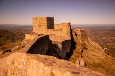 Portekiz 'in Alentejo şehrindeki Castelo de Marvao Tepesi' ndeki Marvao Köyü 'nün eski Marvao Kalesi ve Castelo kasabası. Portekiz, Marvao, Ekim 2021