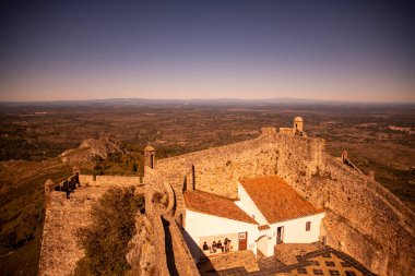 Portekiz 'in Alentejo şehrindeki Castelo de Marvao Tepesi' ndeki Marvao Köyü 'nün eski Marvao Kalesi ve Castelo kasabası. Portekiz, Marvao, Ekim 2021