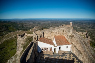 Portekiz 'in Alentejo şehrindeki Castelo de Marvao Tepesi' ndeki Marvao Köyü 'nün eski Marvao Kalesi ve Castelo kasabası. Portekiz, Marvao, Ekim 2021
