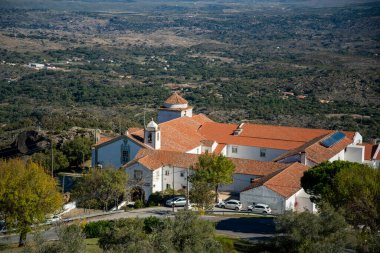 Portekiz, Alentejo 'daki Castelo de Marvao Tepesi' ndeki Marvao Köyü 'ndeki Convento Nossa Senhora da estrela. Portekiz, Marvao, Ekim 2021