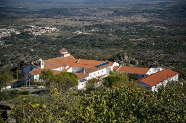 Portekiz, Alentejo 'daki Castelo de Marvao Tepesi' ndeki Marvao Köyü 'ndeki Convento Nossa Senhora da estrela. Portekiz, Marvao, Ekim 2021