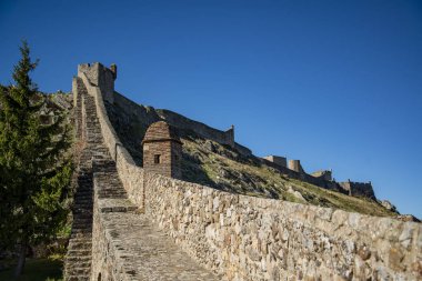 Portekiz 'in Alentejo şehrindeki Castelo de Marvao Tepesi' ndeki Marvao Köyü 'nün eski Marvao Kalesi ve Castelo kasabası. Portekiz, Marvao, Ekim 2021