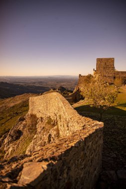 Portekiz 'in Alentejo şehrindeki Castelo de Marvao Tepesi' ndeki Marvao Köyü 'nün eski Marvao Kalesi ve Castelo kasabası. Portekiz, Marvao, Ekim 2021