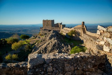 Portekiz 'in Alentejo şehrindeki Castelo de Marvao Tepesi' ndeki Marvao Köyü 'nün eski Marvao Kalesi ve Castelo kasabası. Portekiz, Marvao, Ekim 2021