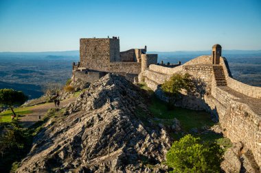 Portekiz 'in Alentejo şehrindeki Castelo de Marvao Tepesi' ndeki Marvao Köyü 'nün eski Marvao Kalesi ve Castelo kasabası. Portekiz, Marvao, Ekim 2021