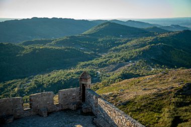 Portekiz 'in Alentejo şehrindeki Castelo de Marvao Tepesi' ndeki Marvao Köyü 'nün eski Marvao Kalesi ve Castelo kasabası. Portekiz, Marvao, Ekim 2021