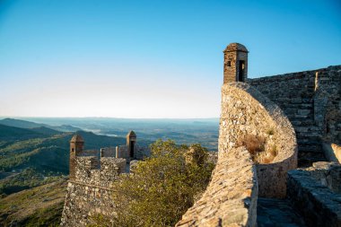 Portekiz 'in Alentejo şehrindeki Castelo de Marvao Tepesi' ndeki Marvao Köyü 'nün eski Marvao Kalesi ve Castelo kasabası. Portekiz, Marvao, Ekim 2021