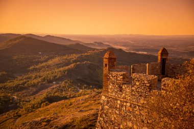 Portekiz 'in Alentejo şehrindeki Castelo de Marvao Tepesi' ndeki Marvao Köyü 'nün eski Marvao Kalesi ve Castelo kasabası. Portekiz, Marvao, Ekim 2021
