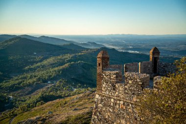Portekiz 'in Alentejo şehrindeki Castelo de Marvao Tepesi' ndeki Marvao Köyü 'nün eski Marvao Kalesi ve Castelo kasabası. Portekiz, Marvao, Ekim 2021