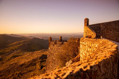 Portekiz 'in Alentejo şehrindeki Castelo de Marvao Tepesi' ndeki Marvao Köyü 'nün eski Marvao Kalesi ve Castelo kasabası. Portekiz, Marvao, Ekim 2021