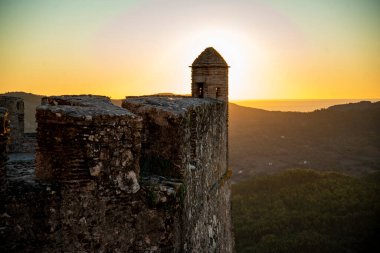Portekiz 'in Alentejo şehrindeki Castelo de Marvao Tepesi' ndeki Marvao Köyü 'nün eski Marvao Kalesi ve Castelo kasabası. Portekiz, Marvao, Ekim 2021