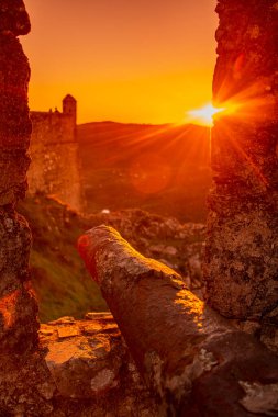 Portekiz 'in Alentejo şehrindeki Castelo de Marvao Tepesi' ndeki Marvao Köyü 'nün eski Marvao Kalesi ve Castelo kasabası. Portekiz, Marvao, Ekim 2021