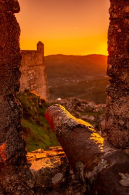 Portekiz 'in Alentejo şehrindeki Castelo de Marvao Tepesi' ndeki Marvao Köyü 'nün eski Marvao Kalesi ve Castelo kasabası. Portekiz, Marvao, Ekim 2021