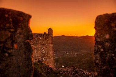 Portekiz 'in Alentejo şehrindeki Castelo de Marvao Tepesi' ndeki Marvao Köyü 'nün eski Marvao Kalesi ve Castelo kasabası. Portekiz, Marvao, Ekim 2021