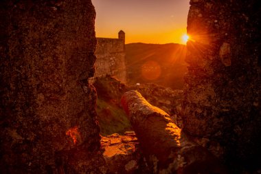 Portekiz 'in Alentejo şehrindeki Castelo de Marvao Tepesi' ndeki Marvao Köyü 'nün eski Marvao Kalesi ve Castelo kasabası. Portekiz, Marvao, Ekim 2021