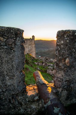 Portekiz 'in Alentejo şehrindeki Castelo de Marvao Tepesi' ndeki Marvao Köyü 'nün eski Marvao Kalesi ve Castelo kasabası. Portekiz, Marvao, Ekim 2021