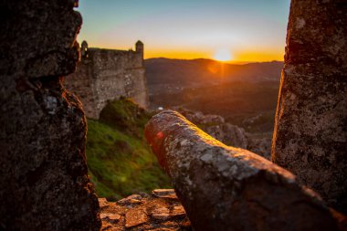 Portekiz 'in Alentejo şehrindeki Castelo de Marvao Tepesi' ndeki Marvao Köyü 'nün eski Marvao Kalesi ve Castelo kasabası. Portekiz, Marvao, Ekim 2021