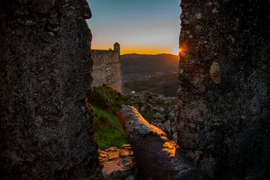Portekiz 'in Alentejo şehrindeki Castelo de Marvao Tepesi' ndeki Marvao Köyü 'nün eski Marvao Kalesi ve Castelo kasabası. Portekiz, Marvao, Ekim 2021