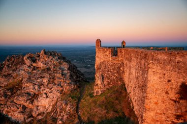 Portekiz 'in Alentejo şehrindeki Castelo de Marvao Tepesi' ndeki Marvao Köyü 'nün eski Marvao Kalesi ve Castelo kasabası. Portekiz, Marvao, Ekim 2021