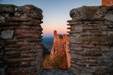 Portekiz 'in Alentejo şehrindeki Castelo de Marvao Tepesi' ndeki Marvao Köyü 'nün eski Marvao Kalesi ve Castelo kasabası. Portekiz, Marvao, Ekim 2021
