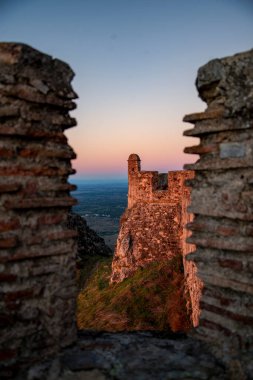 Portekiz 'in Alentejo şehrindeki Castelo de Marvao Tepesi' ndeki Marvao Köyü 'nün eski Marvao Kalesi ve Castelo kasabası. Portekiz, Marvao, Ekim 2021
