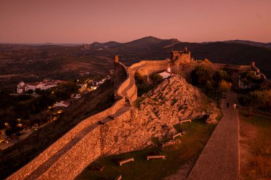 Portekiz 'in Alentejo şehrindeki Castelo de Marvao Tepesi' ndeki Marvao Köyü 'nün eski Marvao Kalesi ve Castelo kasabası. Portekiz, Marvao, Ekim 2021