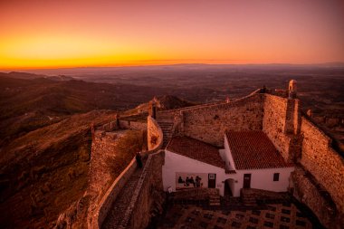 Portekiz 'in Alentejo şehrindeki Castelo de Marvao Tepesi' ndeki Marvao Köyü 'nün eski Marvao Kalesi ve Castelo kasabası. Portekiz, Marvao, Ekim 2021