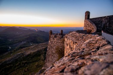 Portekiz 'in Alentejo şehrindeki Castelo de Marvao Tepesi' ndeki Marvao Köyü 'nün eski Marvao Kalesi ve Castelo kasabası. Portekiz, Marvao, Ekim 2021