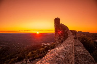 Portekiz 'in Alentejo şehrindeki Castelo de Marvao Tepesi' ndeki Marvao Köyü 'nün eski Marvao Kalesi ve Castelo kasabası. Portekiz, Marvao, Ekim 2021