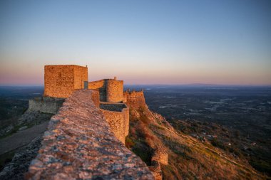 Portekiz 'in Alentejo şehrindeki Castelo de Marvao Tepesi' ndeki Marvao Köyü 'nün eski Marvao Kalesi ve Castelo kasabası. Portekiz, Marvao, Ekim 2021