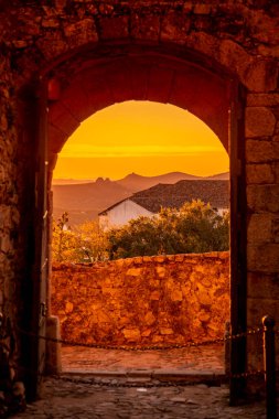 Portekiz 'in Alentejo şehrindeki Castelo de Marvao Tepesi' ndeki Marvao Köyü 'nün eski Marvao Kalesi ve Castelo kasabası. Portekiz, Marvao, Ekim 2021