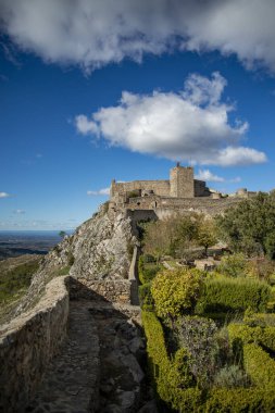 Portekiz 'in Alentejo şehrindeki Castelo de Marvao Tepesi' ndeki Marvao Köyü 'nün eski Marvao Kalesi ve Castelo kasabası. Portekiz, Marvao, Ekim 2021