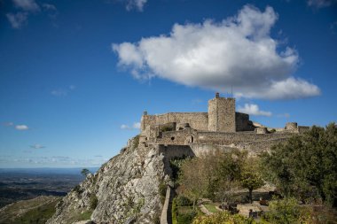 Portekiz 'in Alentejo şehrindeki Castelo de Marvao Tepesi' ndeki Marvao Köyü 'nün eski Marvao Kalesi ve Castelo kasabası. Portekiz, Marvao, Ekim 2021