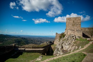 Portekiz 'in Alentejo şehrindeki Castelo de Marvao Tepesi' ndeki Marvao Köyü 'nün eski Marvao Kalesi ve Castelo kasabası. Portekiz, Marvao, Ekim 2021
