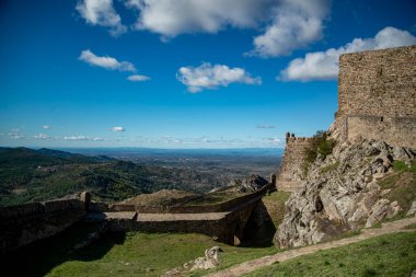 Portekiz 'in Alentejo şehrindeki Castelo de Marvao Tepesi' ndeki Marvao Köyü 'nün eski Marvao Kalesi ve Castelo kasabası. Portekiz, Marvao, Ekim 2021