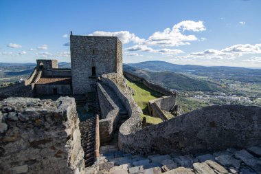 Portekiz 'in Alentejo şehrindeki Castelo de Marvao Tepesi' ndeki Marvao Köyü 'nün eski Marvao Kalesi ve Castelo kasabası. Portekiz, Marvao, Ekim 2021